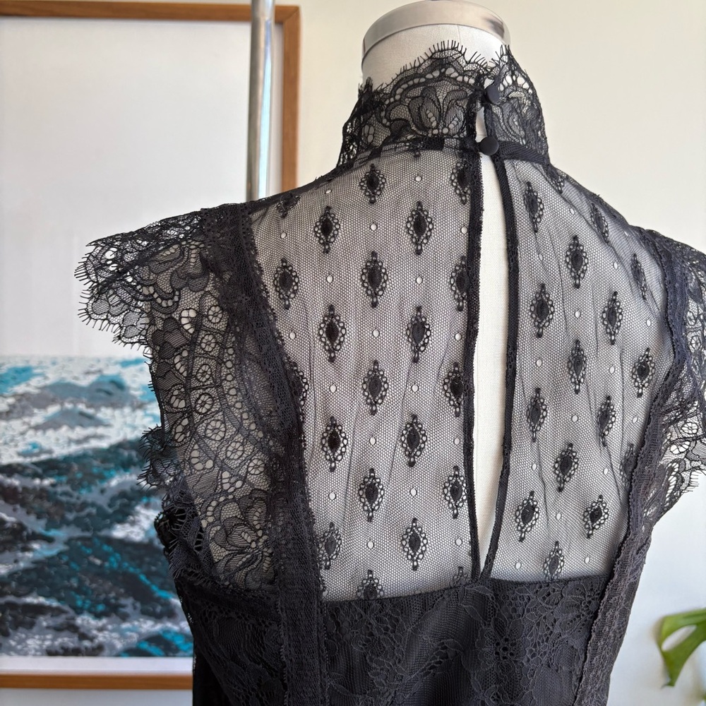 Elegant Black Lace Sleeveless Top - Picture 5 of 5